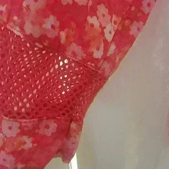Gap Red Floral Mesh Detail Top Size L - Picture 6 of 9